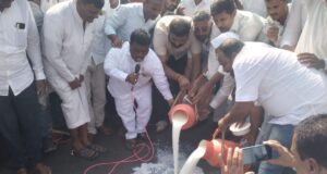 राज्य महामार्गावर शेतकरी संघटनेचे आंदोलन