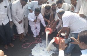 राज्य महामार्गावर शेतकरी संघटनेचे आंदोलन