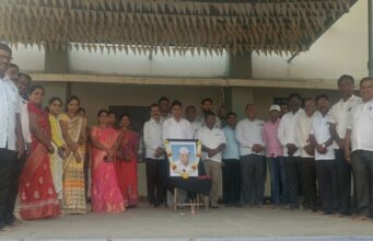 नानांना अभिवादन