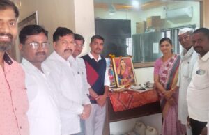 ग्रामपंचायत कार्यालयात अभिवादन कार्यक्रम