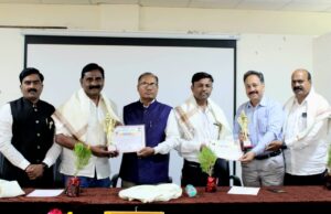 कृषि महाविद्यालयाकडून आदर्श पत्रकार पुरस्कार