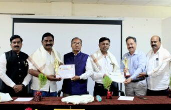 कृषि महाविद्यालयाकडून आदर्श पत्रकार पुरस्कार