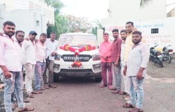 ब्राम्हणीतील कार्यकर्ते खासदारांच्या घरी