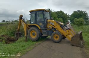 चारीच्या रस्त्यावरची अडचण दूर……..