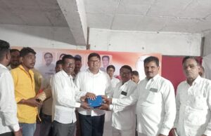 वाढदिवसानिमित्त शालेय साहित्य भेट