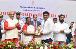 राष्ट्रपतींच्या हस्ते आ.प्राजक्त तनपुरे यांना पुरस्कार