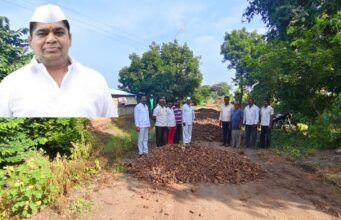 स्वखर्चातून मुरुम टाकून रस्ते दुरुस्त