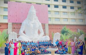 स्व.विलास बानकर स्कूलच्या विद्यार्थ्यांची शिर्डी वारी