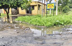 ड्रेनेजमधून मैल मिश्रित पाणी रस्त्यावर