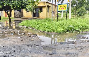 ड्रेनेजमधून मैल मिश्रित पाणी रस्त्यावर