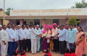 शिक्षिकेची बदली,गावाला रडू