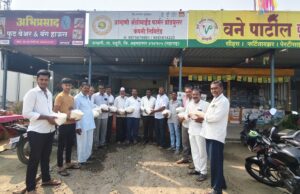 दूध उत्पादक सभासदांना साखर वाटप